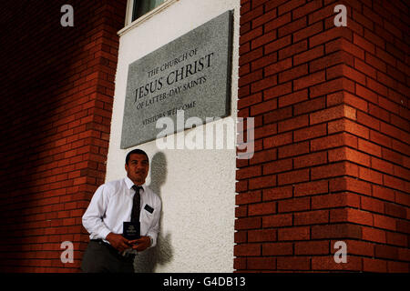 Lagi Setu à l'occasion de ses deux années sabbatiques de la ligue australienne de rugby, pose à l'église des Saints des derniers jours, Rhiwbina, Cardiff. APPUYEZ SUR ASSOCIATION photo. Date de la photo: Mardi 19 juillet 2011. Crédit photo Nick Potts/PA Wire. Banque D'Images