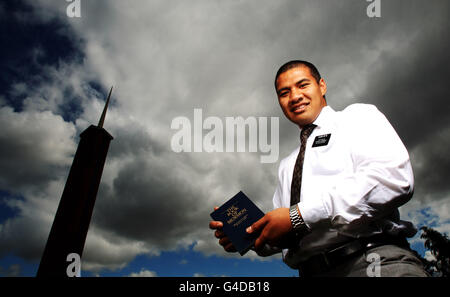 Lagi Setu à l'occasion de ses deux années sabbatiques de la ligue australienne de rugby, pose à l'église des Saints des derniers jours, Rhiwbina, Cardiff. APPUYEZ SUR ASSOCIATION photo. Date de la photo: Mardi 19 juillet 2011. Crédit photo Nick Potts/PA Wire. Banque D'Images