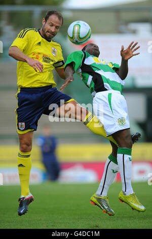 Football - pré saison amical - Yeovil Town / Bristol City - Huish Park.Anthony Edgar (à droite) de Yeovil Town et Louis Carey de Bristol City Banque D'Images