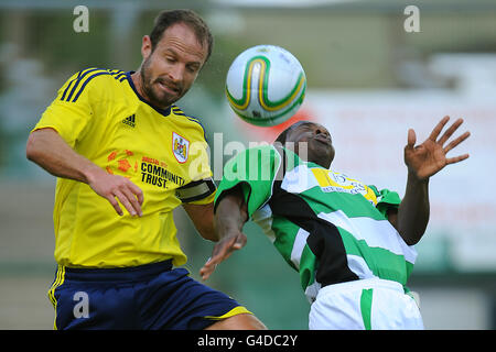 Anthony Edgar (à droite) de Yeovil Town et Louis Carey de Bristol City Banque D'Images