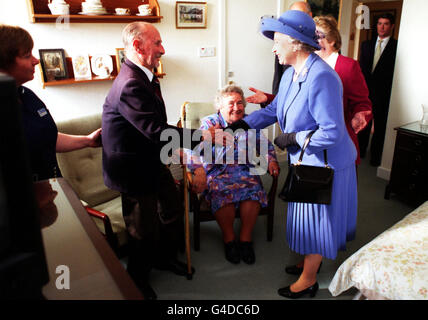 Graham Lupton (à gauche) et son épouse Mary (assis) rencontrent la Reine aujourd'hui (mardi) à la Maison Alastean, à Tarland, dans l'Aberdeenshire. Photo de Rota de l'Aberdeen Press & Journal. Photos PA. Banque D'Images