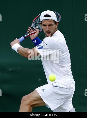 Jurgen Melzer en Autriche en action contre Dmitry Tursunov en Russie le quatrième jour des Championnats de Wimbledon 2011 au All England Lawn tennis and Croquet Club, Wimbledon. Banque D'Images