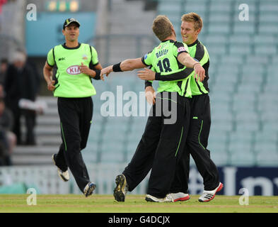 Cricket - Friends Life Twenty20 - South Group - Surrey Lions contre Middlesex Panthers - The Kia Oval.Stuart Meaker des Lions de Surrey célèbre avec Jason Roy (à droite) après avoir pris le premier volet de Middlesex Panthers de Neil Dexter. Banque D'Images