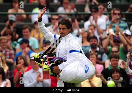 Rafael Nadal d'Espagne signe des vagues à la foule alors qu'il quitte le court pendant le sixième jour des Championnats de Wimbledon 2011 au All England Lawn tennis and Croquet Club, Wimbledon. Banque D'Images