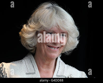 La duchesse de Cornwall regarde la parade des cornemuses et des tambours de DecAid d'un dais devant le Parlement écossais avant de parler à la parade de Holyrood Park et de rencontrer des membres de l'équipe DecAid. Banque D'Images