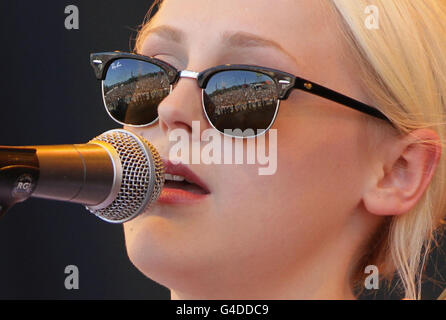 Laura Marling en train de jouer sur la Pyramid Stage au Glastonbury Music Festival qui a lieu à la ferme digne de Pilton. Banque D'Images