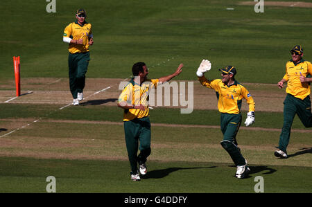 Andre Adams (2e à gauche) des Outlaws de Notinghamshire est félicité par le gardien de cricket Chris Read (2e à droite) après avoir exécuté Lancashire Lightning Sajid Mahmood (non illustré) Banque D'Images