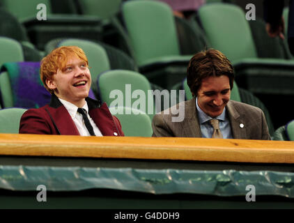 Tennis - Championnats de Wimbledon 2011 - cinquième jour - le club de tennis et de croquet de pelouse de toute l'Angleterre.Les acteurs Rupert Grint (à gauche) et Oliver Phelps (à droite) dans les tribunes pendant le cinquième jour des championnats de Wimbledon 2011 Banque D'Images