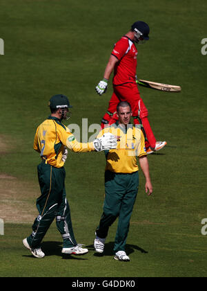 Steven Mullaney (à droite), des Outlaws de Notinghamshire, est félicité par le gardien de cricket Chris Read après avoir pris le cricket du Lancashire Steven Lightning Croft Banque D'Images