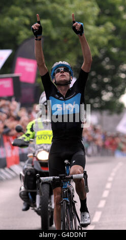 Bradley Wiggins, de l'équipe de cyclisme du ciel, célèbre sa victoire aux Championnats nationaux de course sur route Mens Elite à Stamfordham. Banque D'Images