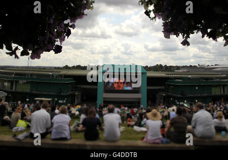 Vue générale des spectateurs qui regardent Andy Murray en Grande-Bretagne jouer sur grand écran au club All England Lawn tennis and Croquet. Banque D'Images