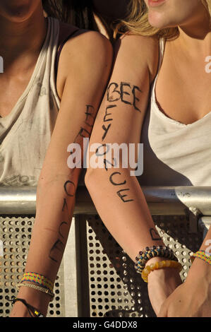 Les fans rendent hommage à Beyonce avec son nom écrit sur leurs bras alors qu'ils attendent sa mise en scène devant la Pyramide au Glastonbury Music Festival qui a lieu à la ferme digne de Pilton. Banque D'Images