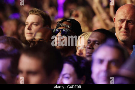 Jay Z et Gwyneth Paltrow dans la fosse avant de regarder Beyonce jouer sur la Pyramid Stage, au Glastonbury Music Festival qui s'est tenu à la ferme de la ville de Pilton. Banque D'Images