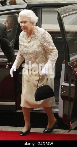 La reine Elizabeth II de Grande-Bretagne arrive au Fishmongers' Hall, à Londres, pour assister à une réception et à un dîner pour les compagnies de culte, pour marquer le 90e anniversaire du duc d'Édimbourg. Banque D'Images