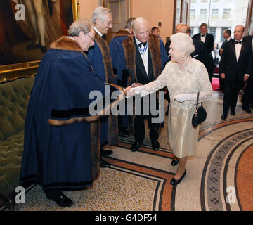 La reine Elizabeth II de Grande-Bretagne est accueillie par les gardiens des compagnies de culte lorsqu'elle arrive au Fishmongers' Hall, à Londres, pour assister à une réception et un dîner pour les compagnies de culte, pour marquer le 90e anniversaire du duc d'Édimbourg. Banque D'Images