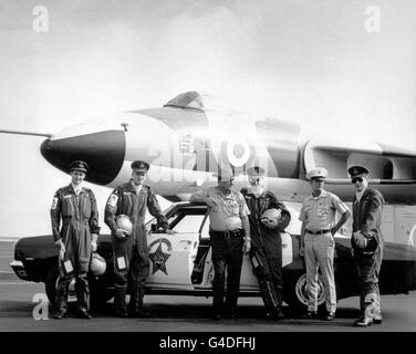 Un shérif adjoint du comté d'Orange pose avec l'équipage d'un bombardier Vulcan de la RAF à la base aérienne de McCoy aux États-Unis Banque D'Images