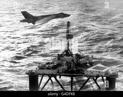 Un bombardier Vulcan de RAF vérifie tout est bien sur un Plate-forme pétrolière de la mer du Nord pendant une patrouille offshore de routine avec Un Hawker Siddeley Nimrod (non illustré) Banque D'Images