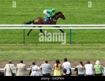 Courses hippiques - saison estivale - Hippodrome de Warwick.Percy Jackson, monté par John Fahy, remporte la participation aujourd'hui à la vente aux enchères Novice de rewards4racing.com à Warwick Racecourse, Warwick. Banque D'Images