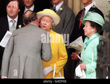 Le Prince de Galles accueille sa mère sa Majesté la Reine (au centre) avec la princesse Margaret de HRH qui regarde (à droite) à leur arrivée pour le mariage du petit-fils du défunt comte Louis Mountbatten Timothy Knatchbull à la cathédrale de Winchester aujourd'hui (samedi). Timothy Knatchbull, qui a survécu à la bombe de l'IRA qui a tué son grand-père en 1979, épousa Isabella Norman, âgée de 27 ans. Voir PA Story ROYAL Wedding. Photo de Fiona Hanson/PA. Banque D'Images