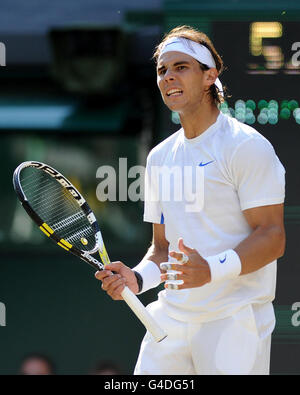 Rafael Nadal, d'Espagne, réagit contre Andy Murray, de Grande-Bretagne, lors du onze jour des Championnats de Wimbledon 2011 au All England Lawn tennis and Croquet Club, Wimbledon. Banque D'Images