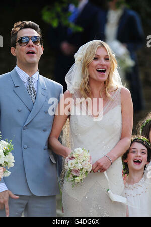 Kate Moss et Jamie Hince Wedding - Oxfordshire.Kate Moss avec son nouveau mari Jamie Hince (à gauche) après leur mariage à l'église Saint-Pierre de Southrop. Banque D'Images