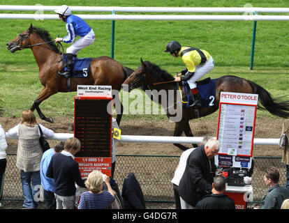 Horse Racing - Saison d'été - Hippodrome de Warwick Banque D'Images