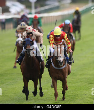 Le Lastroseofsummer, monté par Martin Lane (à droite), bat étroitement Mokalif monté par Hayley Turner lors du Handicap C3 Midlands Design and Print Solutions à Warwick Racecourse, Warwick. Banque D'Images