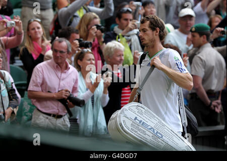 Andy Murray, en Grande-Bretagne, se promène hors de Center court après avoir été battu par Rafael Nadal, en Espagne, le 11 e jour des championnats de Wimbledon 2011 au All England Lawn tennis and Croquet Club, Wimbledon. Banque D'Images