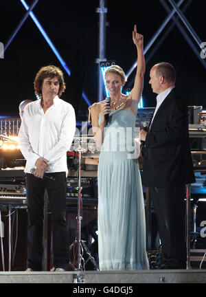 Le Prince Albert II (à droite) et la Princesse Charlene de Monaco sont en scène avec Jean Michel Jarre (à gauche) dans le port de Monte Carlo, Monaco, dans le cadre des célébrations qui ont suivi la cérémonie civile du mariage royal. Banque D'Images