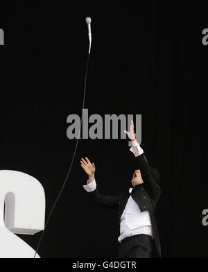 Elle Almqvist, chanteuse principale Howlin, des ruches se présentant sur la scène principale au Wireless Festival à Hyde Park, dans le centre de Londres. Banque D'Images