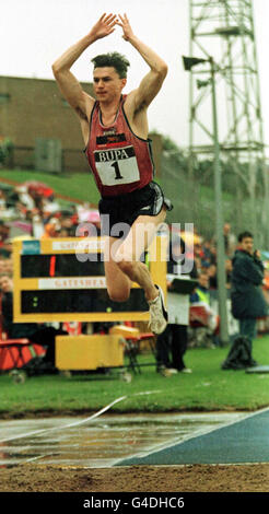 Le champion du monde du triple saut Jonathan Edwards en action aujourd'hui (dimanche) aux jeux Bupa à Gateshead, il a gagné avec le 1 saut. Voir PA Story ATHLETCS Gateshead. Photo d'Owen Humphreys/PA Banque D'Images