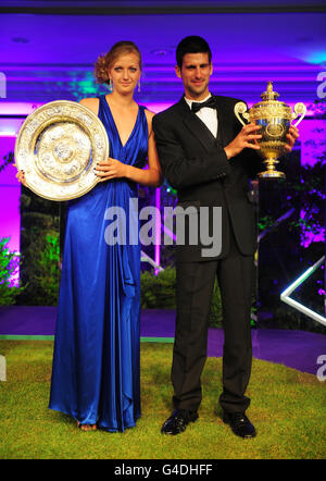 Novak Djokovic en Serbie (à droite) et Petra Kvitova en République tchèque avec leurs trophées respectés après le dîner de Wimbledon au Champions ball à l'hôtel Intercontinental de Londres. Banque D'Images