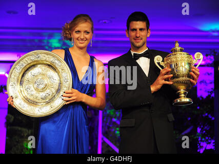 Novak Djokovic en Serbie (à droite) et Petra Kvitova en République tchèque avec leurs trophées respectés après le dîner de Wimbledon au Champions ball à l'hôtel Intercontinental de Londres. Banque D'Images