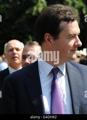 Le chancelier George Osborne, le secrétaire à la Défense Liam Fox et le secrétaire au travail et aux pensions Iain Duncan Smith à l’occasion du dévoilement d’une statue à l’ancien président américain Ronald Reagan à Londres aujourd’hui, pour marquer 100 ans depuis sa naissance. Banque D'Images