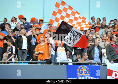 Football - Blue Square Premier League - finale de jeu - AFC Wimbledon v Luton Town - City of Manchester Stadium. Vue générale des fans de Luton Town dans les stands Banque D'Images