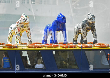 Des sculptures grandeur nature de gorilles se trouvent au-dessus des ferries pour passagers tandis qu'ils naviguent autour du port de Bristol pour lancer la célébration du 175e anniversaire du zoo de Bristol. Banque D'Images