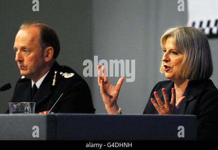 La Secrétaire à l'intérieur Theresa May répond aux questions des délégués à la Conférence de l'Association des officiers de police en chef à Harrogate aujourd'hui alors qu'elle siège sur la plate-forme avec le Président de l'ACPO Sir Hugh Orde. Banque D'Images