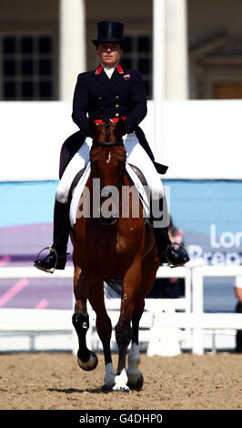 Pippa Funnel, en Grande-Bretagne, à cheval sur Billy Shannon pendant la première journée de l'événement international de Greenwich Event à Greenwich Park, Londres. Banque D'Images