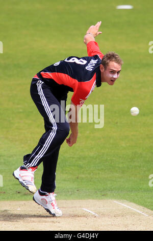 Cricket - série NatWest 2011 - second One Day International - Angleterre v Sri Lanka - Headingley. Stuart Broad en Angleterre dans l'action de bowling Banque D'Images