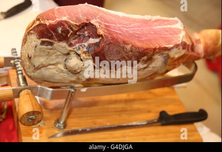 Planche à découper en bois avec un délicieux jambon cru dans l'épicerie fine à l'Italie dans la région de l'Émilie-Romagne Banque D'Images