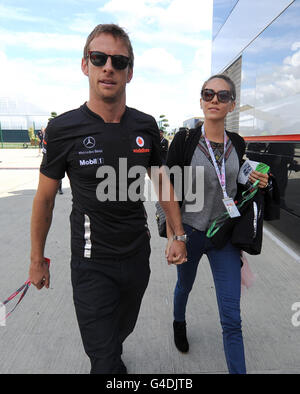 Jenson Button de McLaren Mercedes arrive à Silverstone avec sa petite amie Jessica Michibata lors de la journée au paddock pour le Grand Prix britannique de Formule 1 de Santander sur le circuit de Silverstone, à Northampton. Banque D'Images