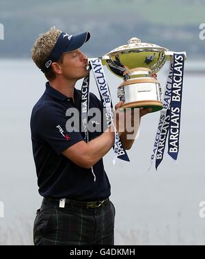 Golf - 2011 Barclays Scottish Open - quatrième jour - Castle Stuart Golf Links.Luke Donald, en Angleterre, célèbre le trophée après avoir remporté l'Open d'Écosse de Barclays, au Castle Stuart Golf Links, à Inverness. Banque D'Images