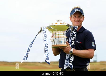 Golf - 2011 Barclays Scottish Open - quatrième jour - Castle Stuart Golf Links.Luke Donald, en Angleterre, célèbre le trophée après avoir remporté l'Open d'Écosse de Barclays, au Castle Stuart Golf Links, à Inverness. Banque D'Images