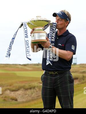 Golf - 2011 Barclays Scottish Open - quatrième jour - Castle Stuart Golf Links.Luke Donald, en Angleterre, célèbre le trophée après avoir remporté l'Open d'Écosse de Barclays, au Castle Stuart Golf Links, à Inverness. Banque D'Images