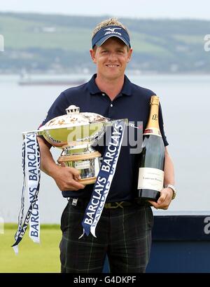 Golf - 2011 Barclays Scottish Open - quatrième jour - Castle Stuart Golf Links.Luke Donald, en Angleterre, célèbre le trophée après avoir remporté l'Open d'Écosse de Barclays, au Castle Stuart Golf Links, à Inverness. Banque D'Images