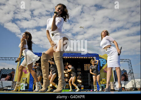 Les Sugarbabes se produisent au T4 sur la plage à Weston-super-Mare, Somerset. Banque D'Images