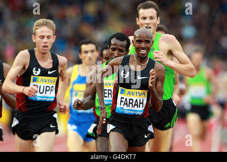 Mo Farah (à droite), en Grande-Bretagne, remporte le 5000m en 13min 6.14 secondes lors du Grand Prix d'Aviva Birmingham au stade Alexander, à Birmingham. Banque D'Images