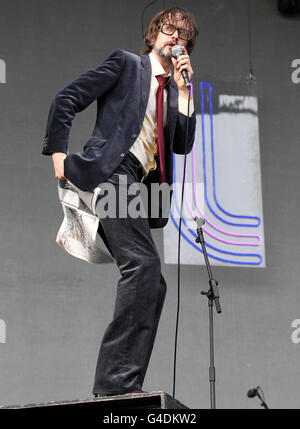 Jarvis Cocker de Pulp détient un exemplaire du journal News of the World lorsqu'il se produit sur la scène principale du festival de musique T in the Park à Balado Park près de Kinross. Banque D'Images