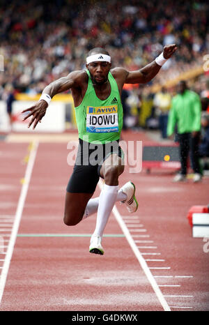 Le Phillips Idowu de Grande-Bretagne remporte le Triple Jump masculin avec un saut de 17.54 m pendant le Grand Prix d'Aviva Birmingham au stade Alexander, à Birmingham. Banque D'Images