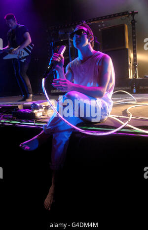 James Allan de Glasvegas se produit sur scène au Roundhouse dans le nord de Londres dans le cadre du festival iTunes. Banque D'Images